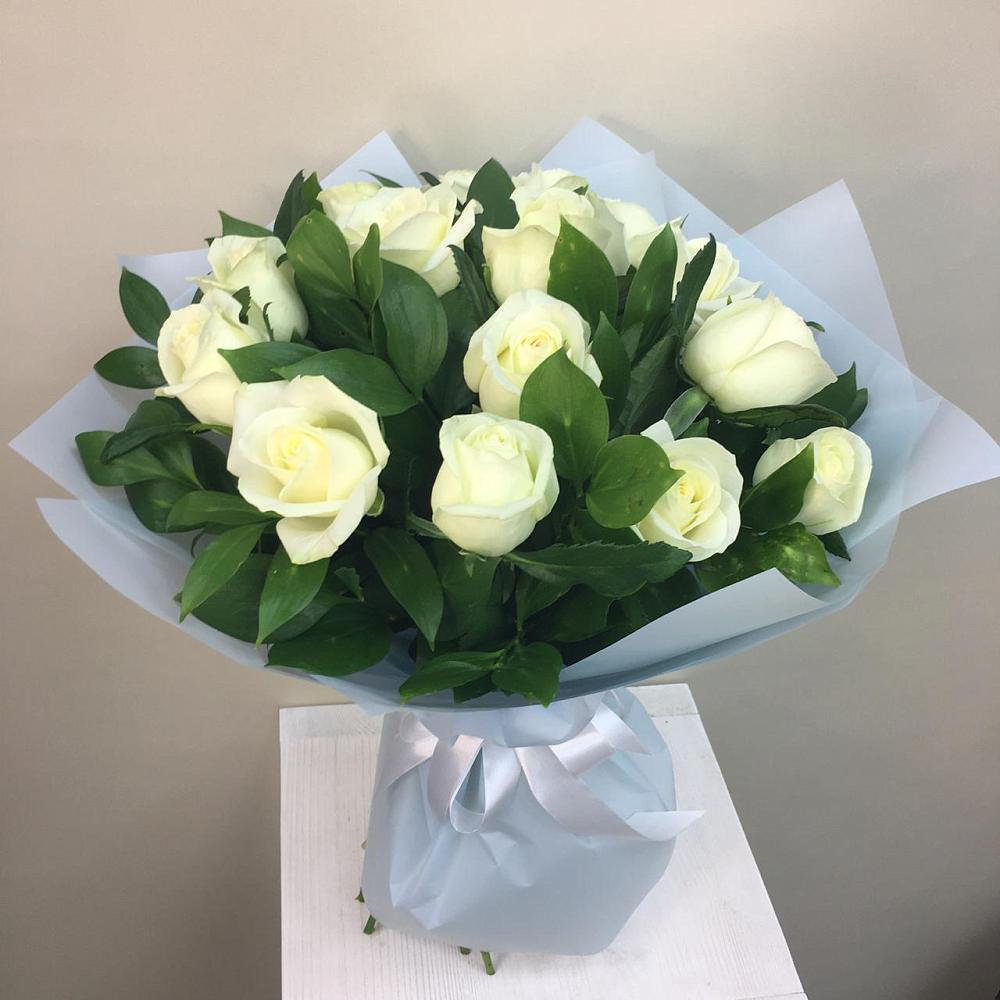 Букет 15 Белых роз Проуд в Посёлок центральной усадьбы совхоза Мир