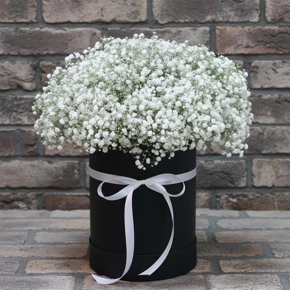 Цветочная композиция из Гипсофила в шляпной коробке в Посёлок центральной усадьбы совхоза Мир