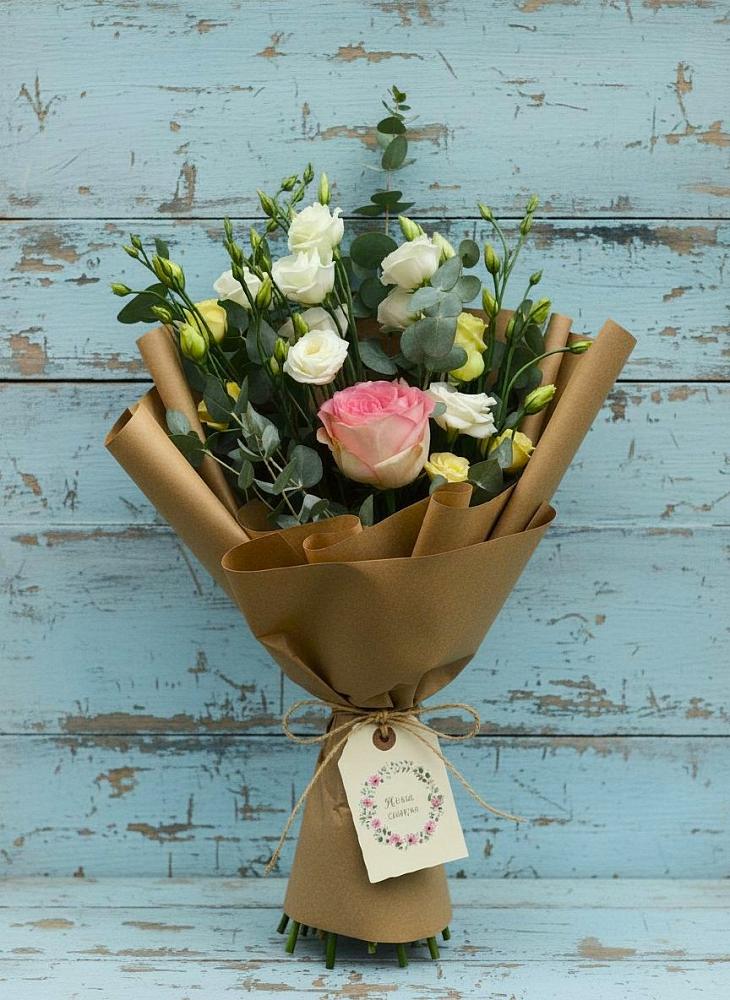 Букет цветов из: Розы и Лизиантусы в Посёлок центральной усадьбы совхоза Мир