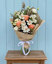 Букет цветов из:  Альстромерии, Лизиантусы, Розы и Хризантемы #REPLACE_PRED# Посёлок центральной усадьбы совхоза Мир