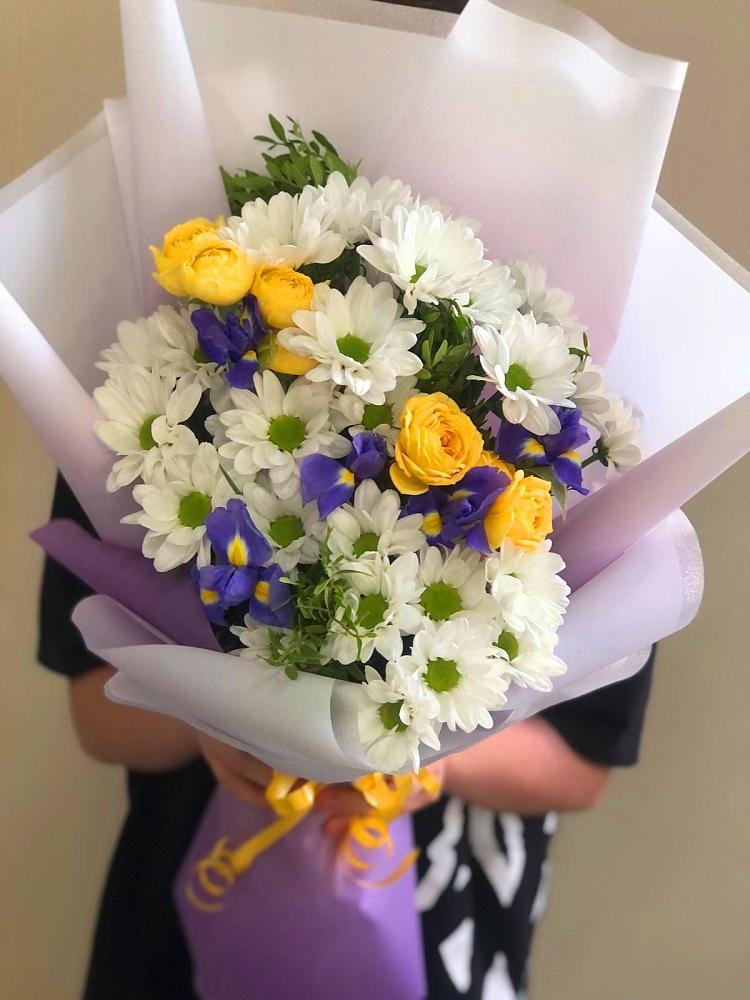 Букет цветов из: Ирисы, Хризантемы и Розы в Посёлок центральной усадьбы совхоза Мир