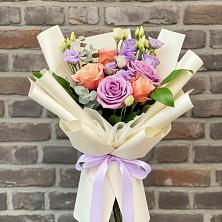 Букет цветов из:  Лизиантусы и Розы в Посёлок центральной усадьбы совхоза Мир