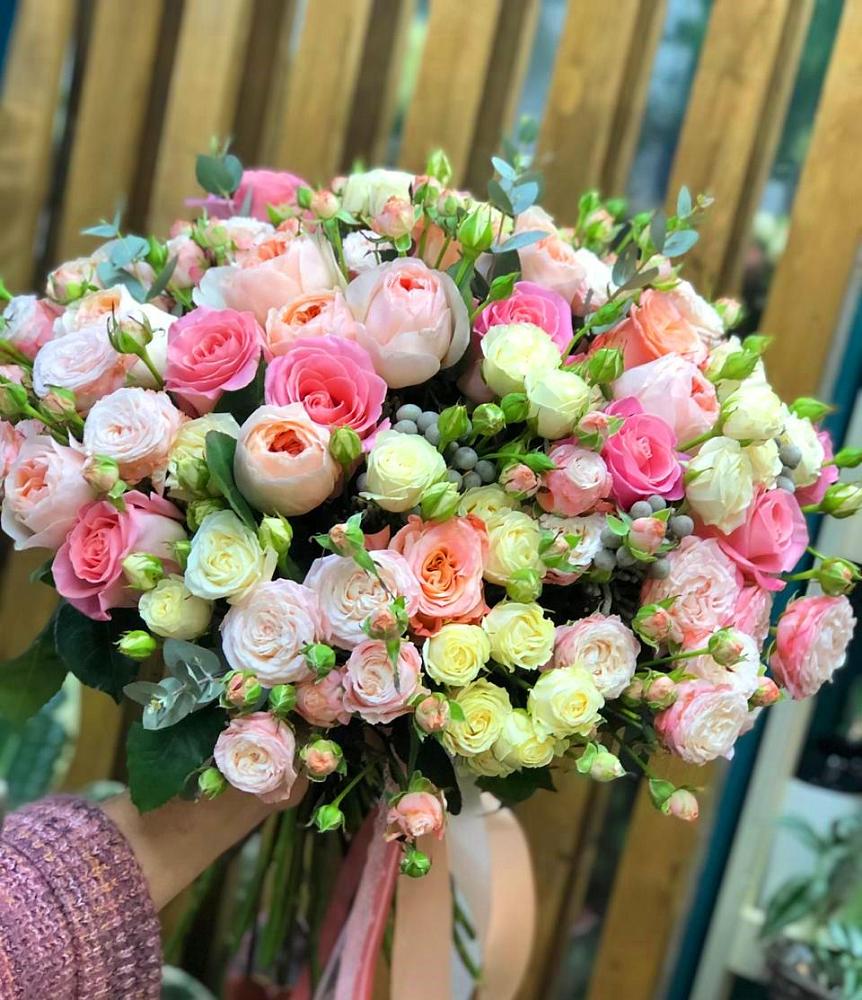 Букет цветов из: Розы в Посёлок центральной усадьбы совхоза Мир