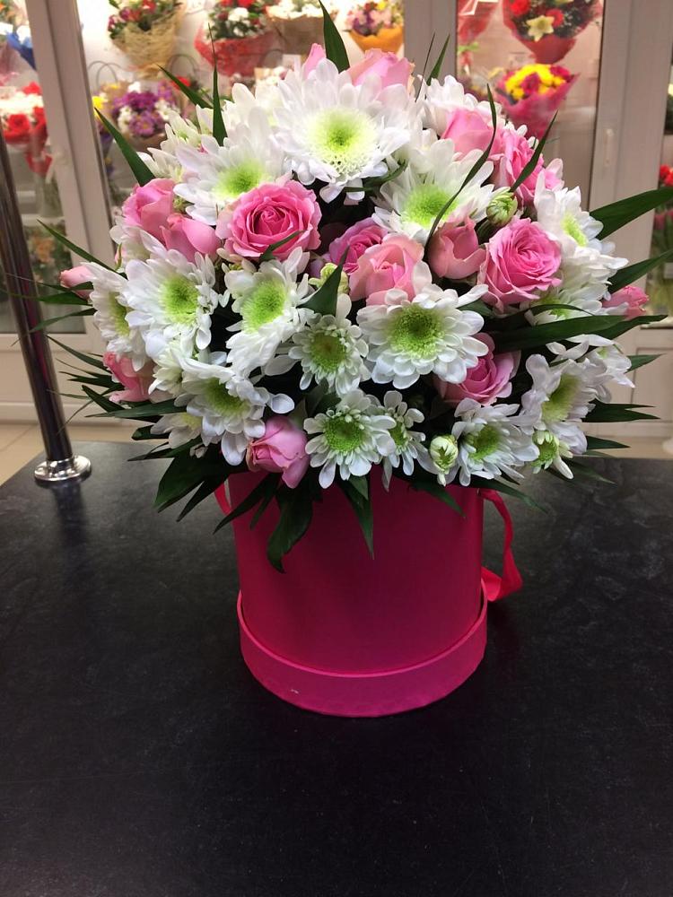 Цветочная композиция из Розы и Хризантемы в шляпной коробке в Посёлок центральной усадьбы совхоза Мир