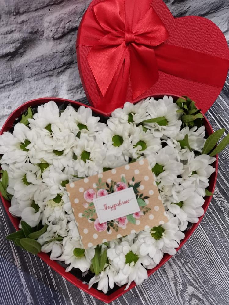 Цветочная композиция из Хризантемы в виде сердца в Посёлок центральной усадьбы совхоза Мир