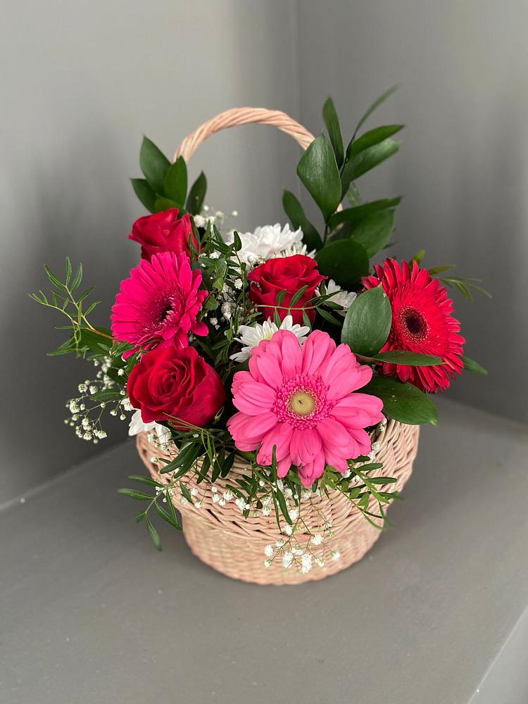 Цветочная композиция из Розы, Хризантемы и Герберы в корзине в Посёлок центральной усадьбы совхоза Мир